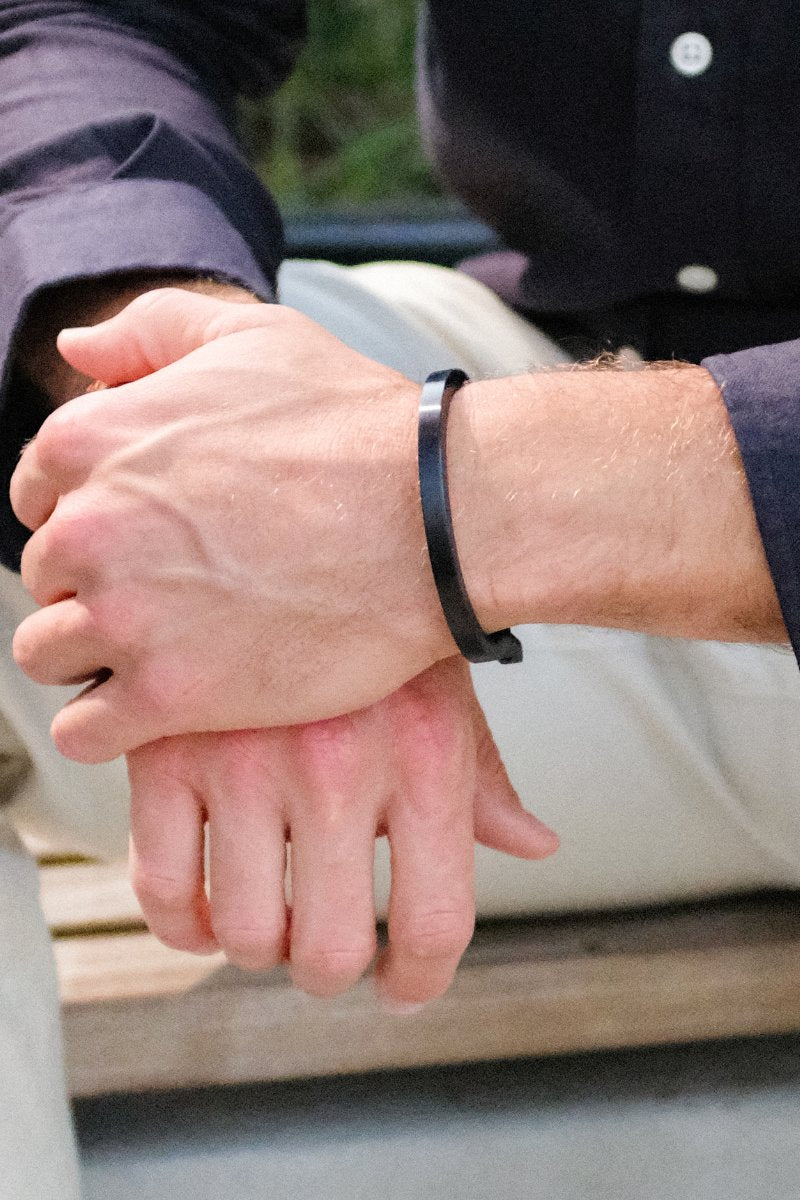 Black Screw Cuff: 8"